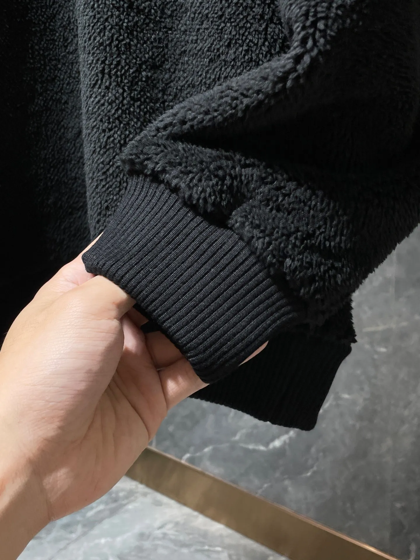 P276 Chrome Hearts 🌨️Winter lamb wool series🌨️ Patchwork embroidered horseshoe cross lamb wool jacket (thick custom alpaca wool material) Heavy craftsmanship, high-end quality Tajima machine embroidery, perfect craftsmanship details! Warm and casual ✨✨The fit is slim and not bulky 🌈Recommended color: black🌈Code numbers: S, M, L, XL.